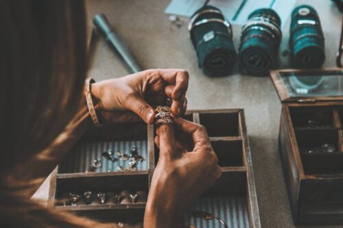 Fabrication artisanale de bijoux de haute fantaisie