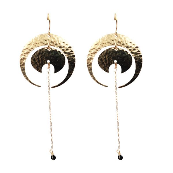 Boucle d'oreilles en forme de croissant de lune en or martelé et avec une pierre précieuse noire