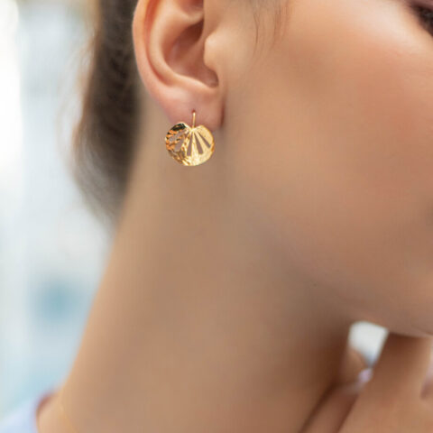 Boucles d'oreilles en or martelé en forme de coquillage