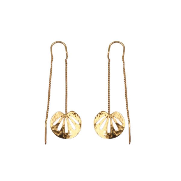 Boucles d'oreilles pendantes en or martelé avec design de coquillage