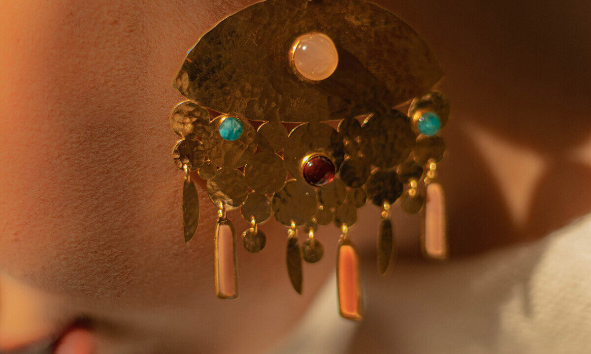 Boucles d'oreille originale en or martelé et avec pierres précieuses de couleur
