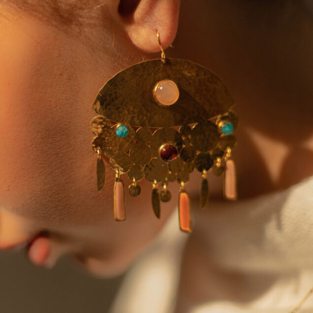 Boucles d'oreille originale en or martelé et avec pierres précieuses de couleur