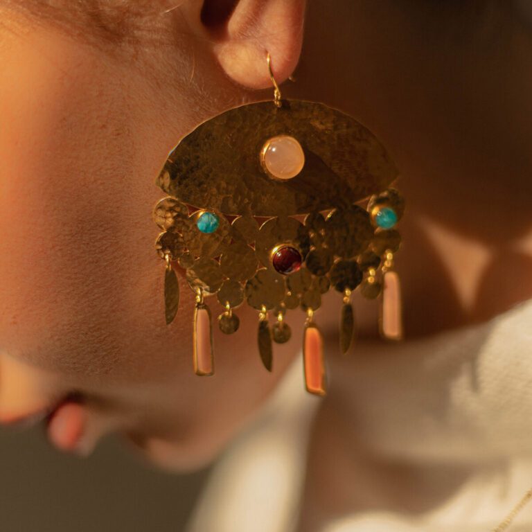 Boucles d'oreille originale en or martelé et avec pierres précieuses de couleur