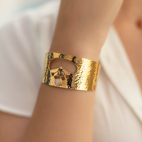 Bracelet manchette en or martelé avec pierre semi-précieuse blanche