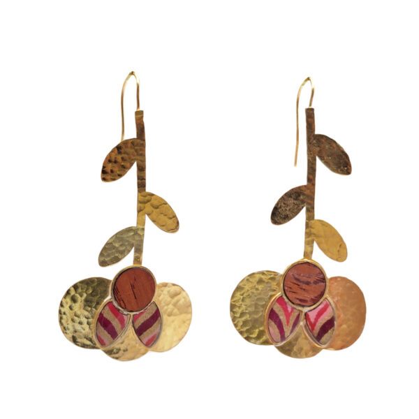 Boucles d'oreilles pendantes au formes florales en or martelé avec pierres semi-précieuses rouges