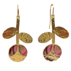 Boucles d'oreilles pendantes au formes florales en or martelé avec pierres semi-précieuses rouges