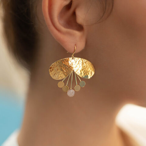 Boucles d'oreilles pendantes originales en or martelé et pierres semi-précieuses