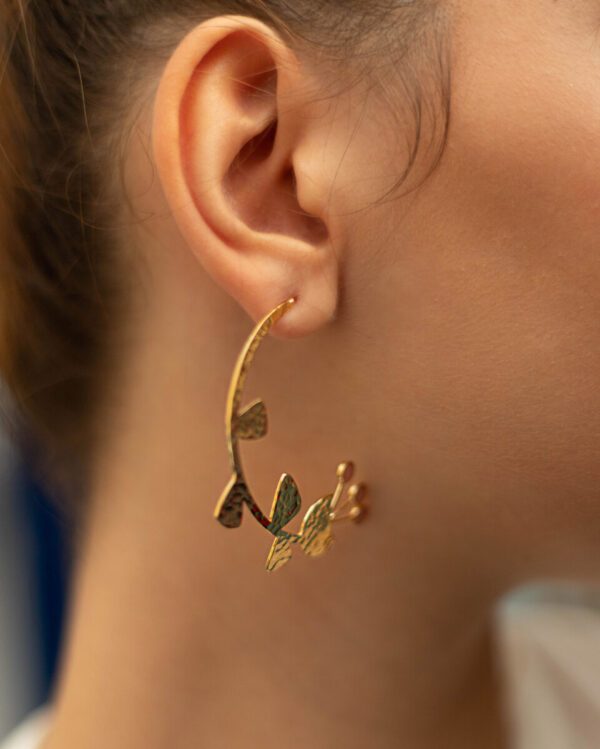 Boucles d'oreilles créoles ouvertes en or martelé avec design de fleur et pierres semi-précieuses