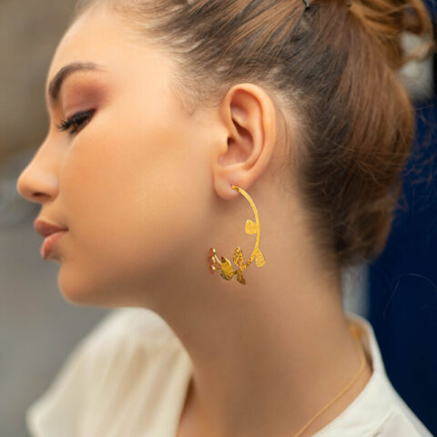 Boucles d'oreilles créoles ouvertes en or martelé avec design de fleur et pierres semi-précieuses