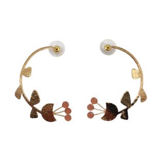 Boucles d'oreilles créoles ouvertes en or martelé avec design de fleur et pierres semi-précieuses roses