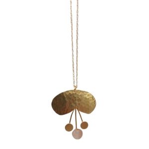 Collier avec chaine fine en or et pendentif en or martelé original