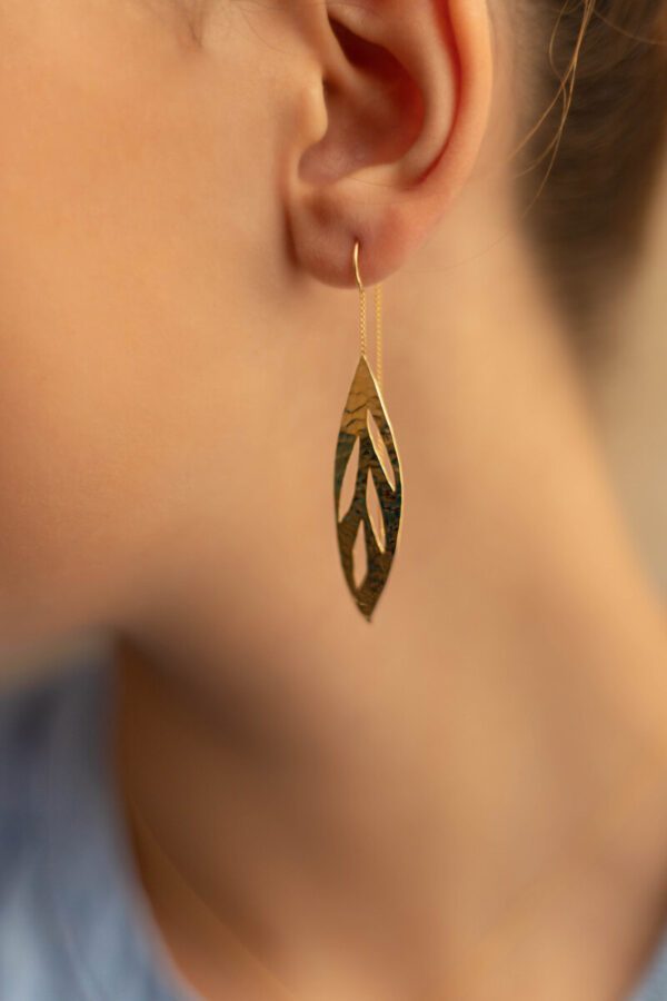 Boucles d'oreilles en or martelé en forme de feuille