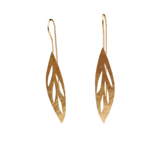 Boucles d'oreilles pendantes en or martelé avec design de feuille