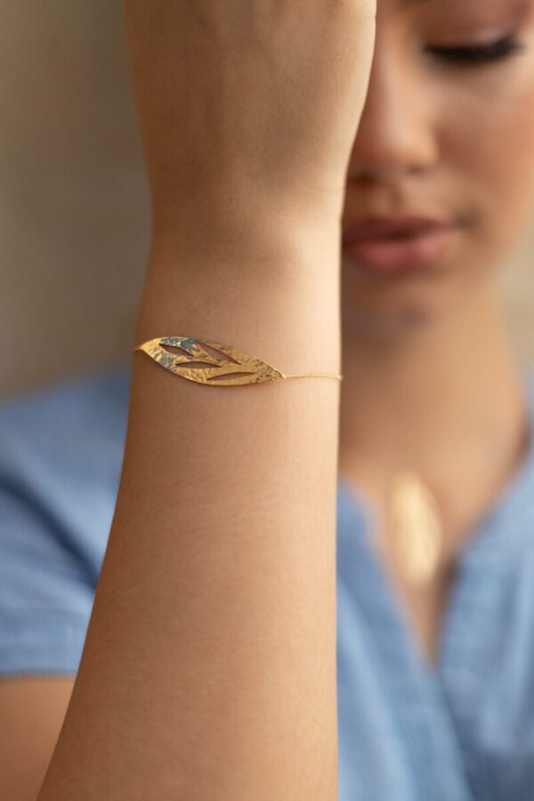 Bracelet en or martelé fin avec forme végétale