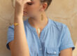 Femme portant un bracelet en or, un collier en or et des boucles d'oreilles pendantes en or Sosol and Sea