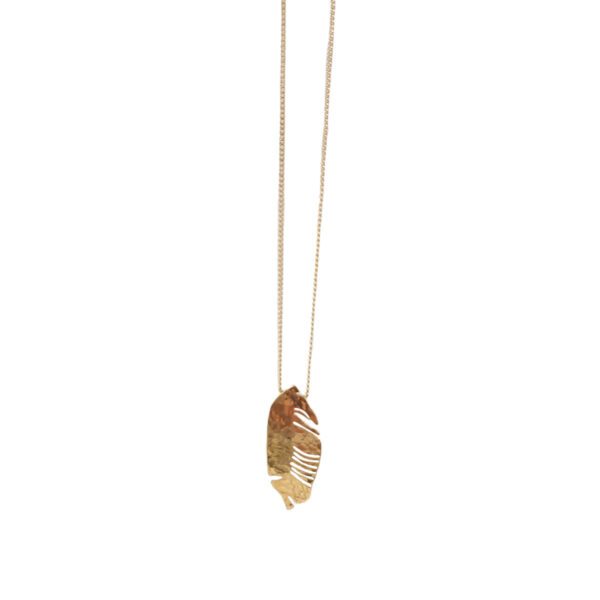 Collier en or martelé en forme de plume