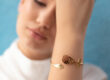 Femme portant un bracelet en or martelé Sosol and Sea