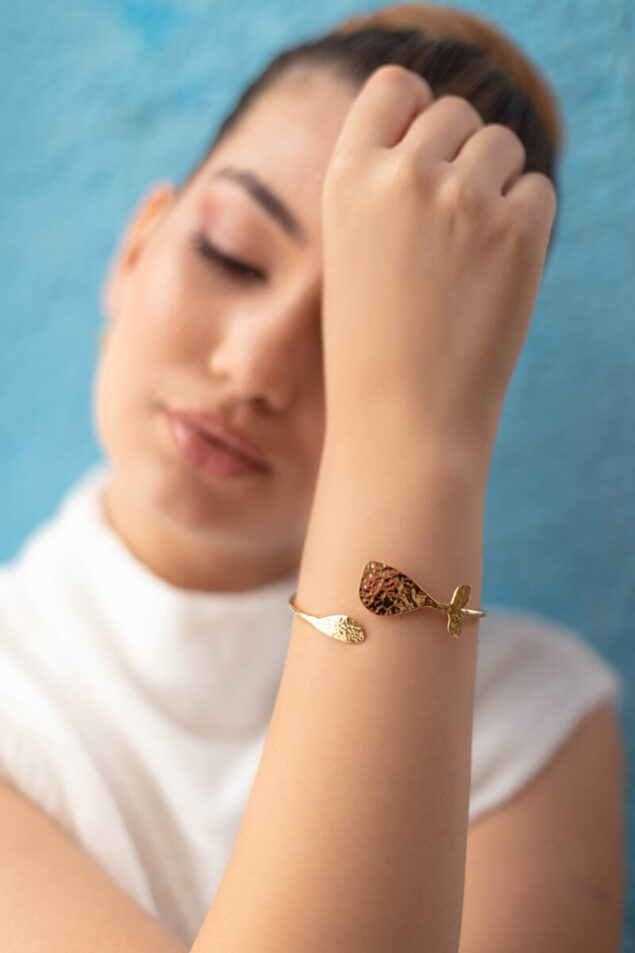Femme portant un bracelet en or martelé Sosol and Sea