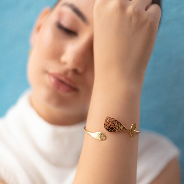 Femme portant un bracelet en or martelé Sosol and Sea