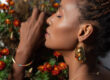 Femme portant les bijoux de haute fantaisie de Sosol and Sea