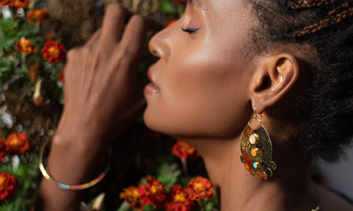 Femme portant les bijoux de haute fantaisie de Sosol and Sea