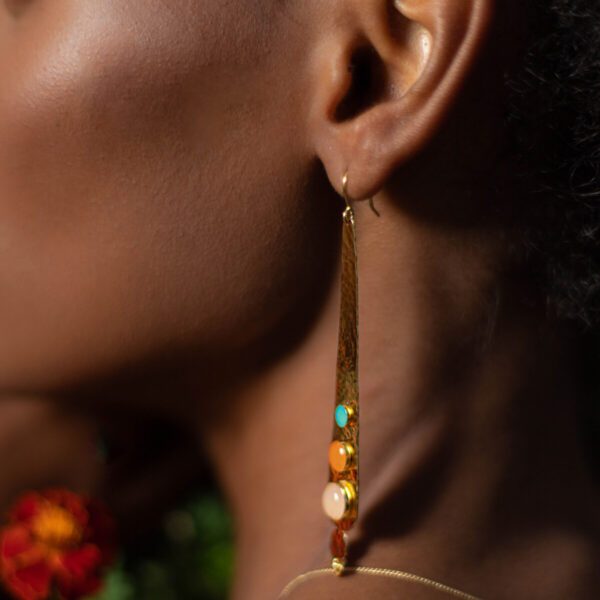 Boucles d'oreilles en or martelé avec trois pierres semi-précieuses