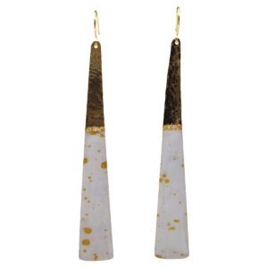 Boucle d'oreille pendante blanche, brune et dorée en forme de triangle