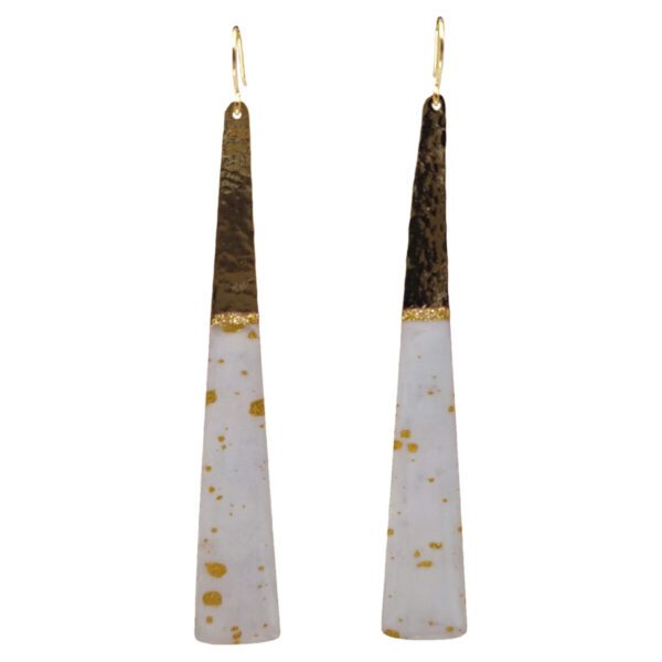 Boucle d'oreille pendante blanche, brune et dorée en forme de triangle