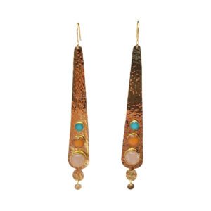 Boucles d'oreilles dorée en forme de goutte avec trois pierres précieuses bleue, orange et rose