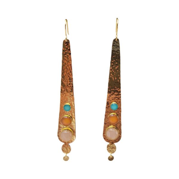 Boucles d'oreilles dorée en forme de goutte avec trois pierres précieuses bleue, orange et rose