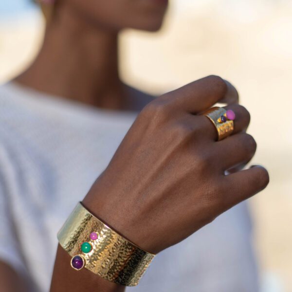 Bracelet manchette en or avec trois pierres semi-précieuses rose, verte et mauve