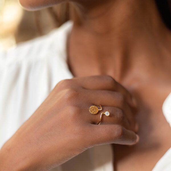 Bague en or aux formes arrondies avec pierre semi-précieuse blanc