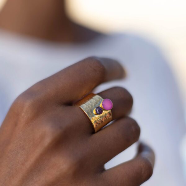 Bague en or martelé avec deux pierres semi-précieuses rondes roses et mauves