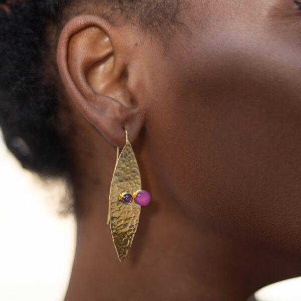 Boucles d'oreilles dorée en forme de feuille avec pierres semi-précieuses mauves