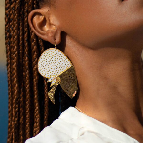 Boucle d'oreille en or représentant le visage d'une femme africaine