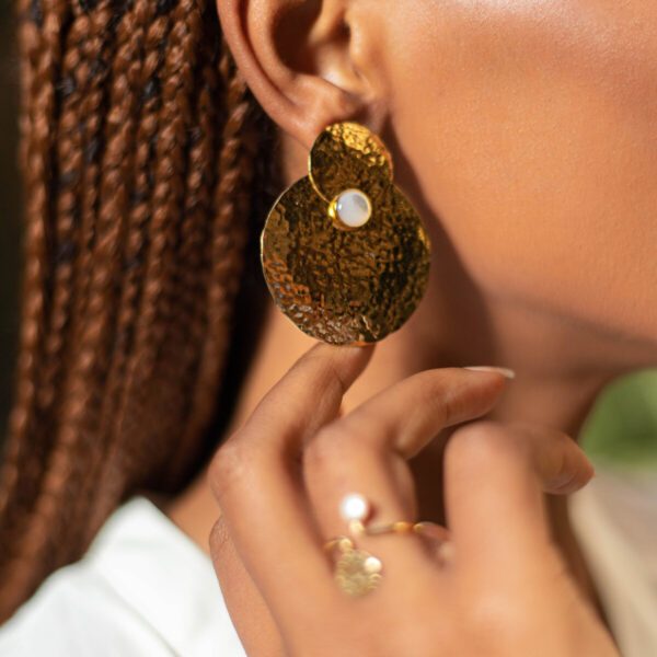 Boucles d'oreilles pendantes dorée aux formes arrondies