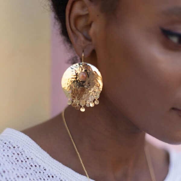 Boucles d'oreilles rondes en or avec pierre semi-précieuse couleur cuivre