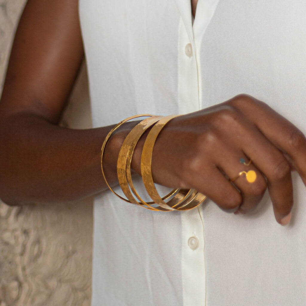 Ensemble de bracelets fins en or et bague au design rond en or