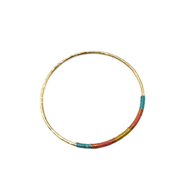 Bracelet en or avec du coton bleu, cuivre, rouge et doré enroulé autour