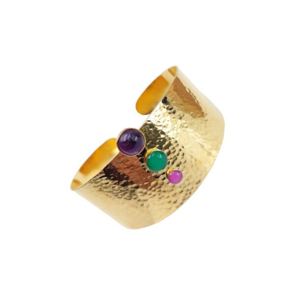 Bracelet manchette en or martelé avec trois pierres précieuses rose, verte et mauve