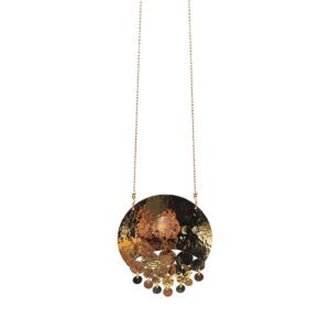 Collier sautoir avec pendentif rond recouvert d'or et avec une pierre semi-précieuse de couleur cuivre