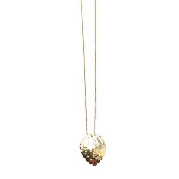 Collier sautoir avec pendentif recouvert d'or et avec une forme végétale