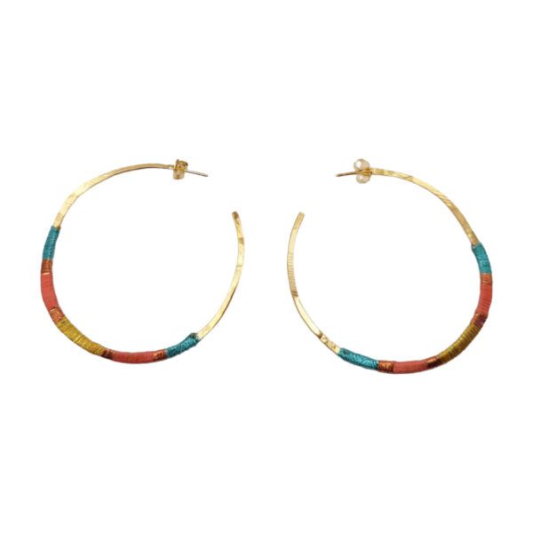 Boucles d'oreilles créoles en or avec du coton bleu, rouge, cuivre et doré enroulé autour