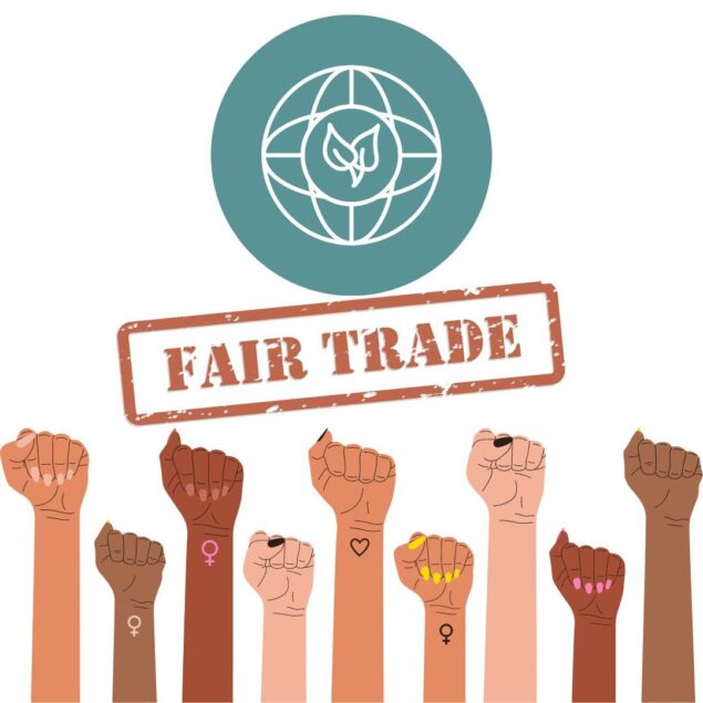 Ensemble de poings levés pour montrer son soutien à un commerce en ligne fair trade