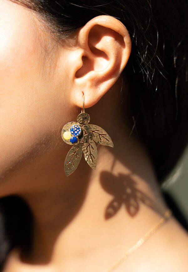 Boucles d'oreilles pendantes avec des des feuilles recouvertes d'or et des pierres semi-précieuses rondes