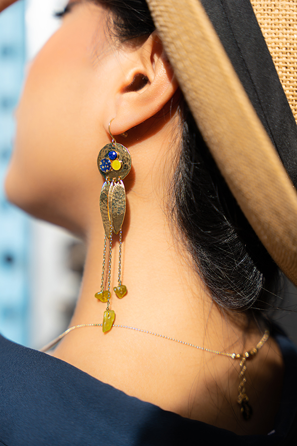 Boucles d'oreilles pendantes avec une forme arrondie et des pierres précieuses jaunes et bleues