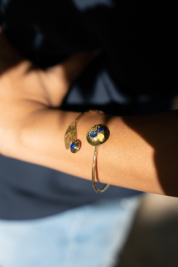 Bracelet en or martelé avec design de feuille et formes arrondies et pierres semi-précieuses bleue et jaune