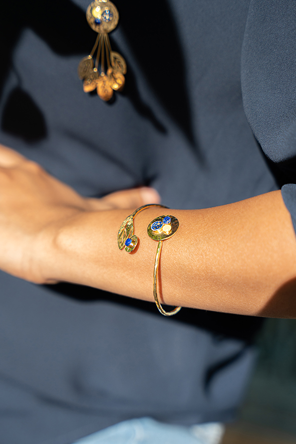 Bracelet en or martelé avec design de feuille et formes arrondies et pierres semi-précieuses bleue et jaune
