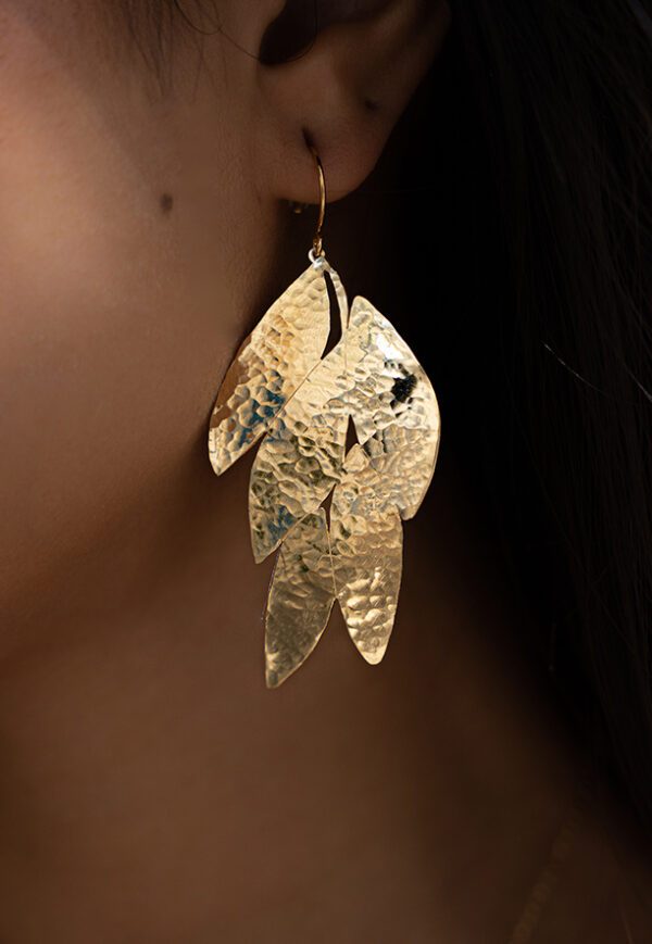 Boucle d'oreille pendante en or martelé en forme de bouquet de feuilles
