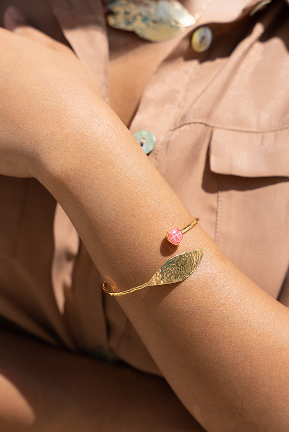 Bracelet en or martelé avec design de feuille et pierre ronde rose